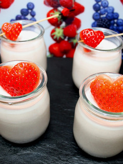 Una foto de Panna cotta de fresas