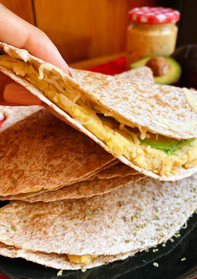 Una foto de Quesadilla de hummus y aguacate