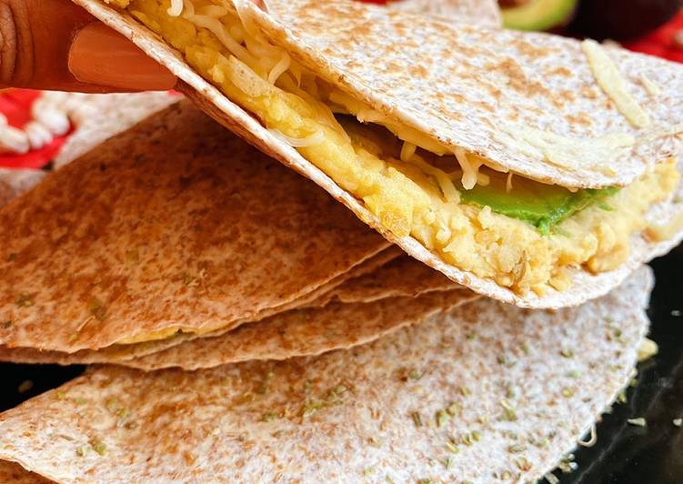 Quesadilla de hummus y aguacate