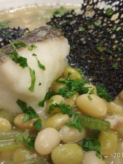 Una foto de Pochas con borrajas y bacalao