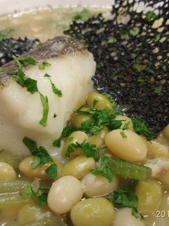 Una foto de Pochas con borrajas y bacalao