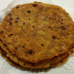 A picture of Aloo pyaj paratha without stuffing.