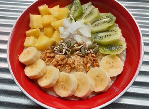 Una foto de Porridge de avena y frutas