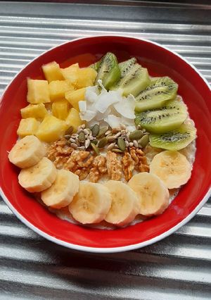Una foto de Porridge de avena y frutas