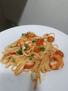 Una foto de Linguine con calamari e gamberi