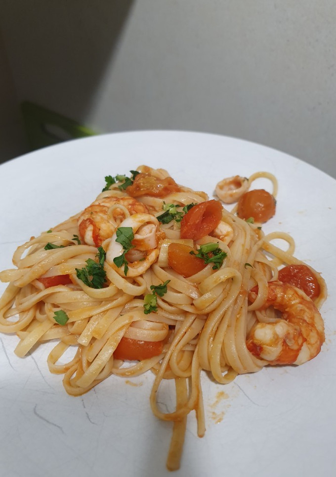 Una foto de Linguine con calamari e gamberi