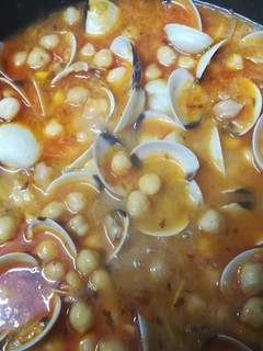 Una foto de Garbanzos con almejas