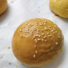 A picture of Roti Burger Metode Autolisis.