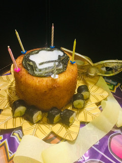 Una foto de Torta panko de sushi Cookpad 🎂🍣
