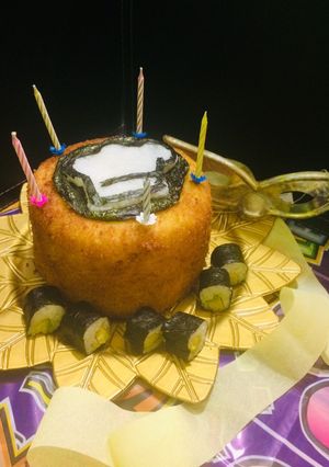 Una foto de Torta panko de sushi Cookpad 🎂🍣