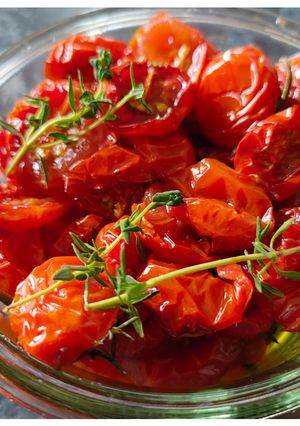 Une photo de Tomates cerises confites, thym et romarin