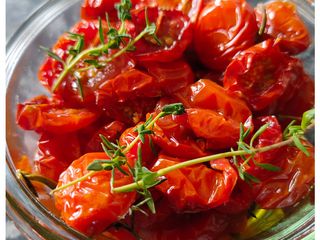Tomates cerises confites, thym et romarin