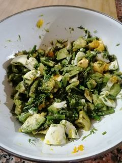 Una foto de Ensalada de espárragos y aguacate he hígados de pollo