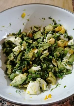 Una foto de Ensalada de espárragos y aguacate he hígados de pollo