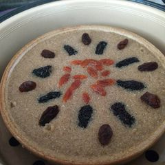 A picture of Steamed amaranth black jujubes cake蒸苋菜子.