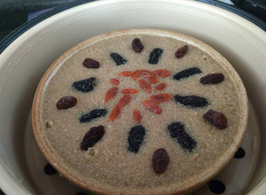 A picture of Steamed amaranth black jujubes cake蒸苋菜子.