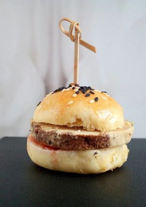 Une photo de Hamburger de Foie Gras sur lit de confiture de pêche de vigne
