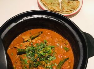 รูปของ แกงไก่กระเจี๊ยบเขียวมาซาลา (Chicken okra masala)