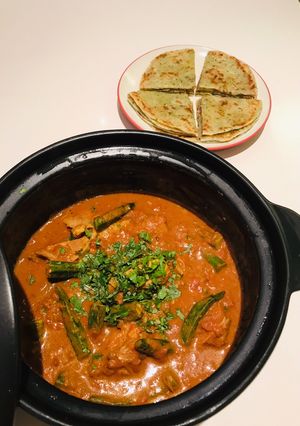 รูปของ แกงไก่กระเจี๊ยบเขียวมาซาลา (Chicken okra masala)