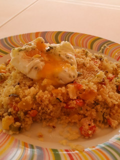 Una foto de Cuscús con verduras y huevo poché