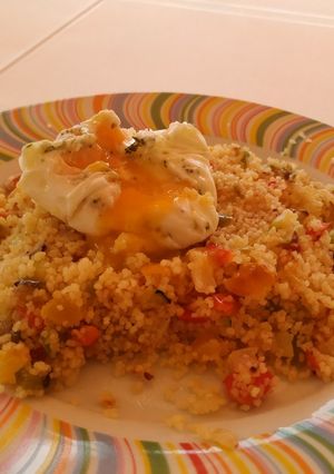 Una foto de Cuscús con verduras y huevo poché