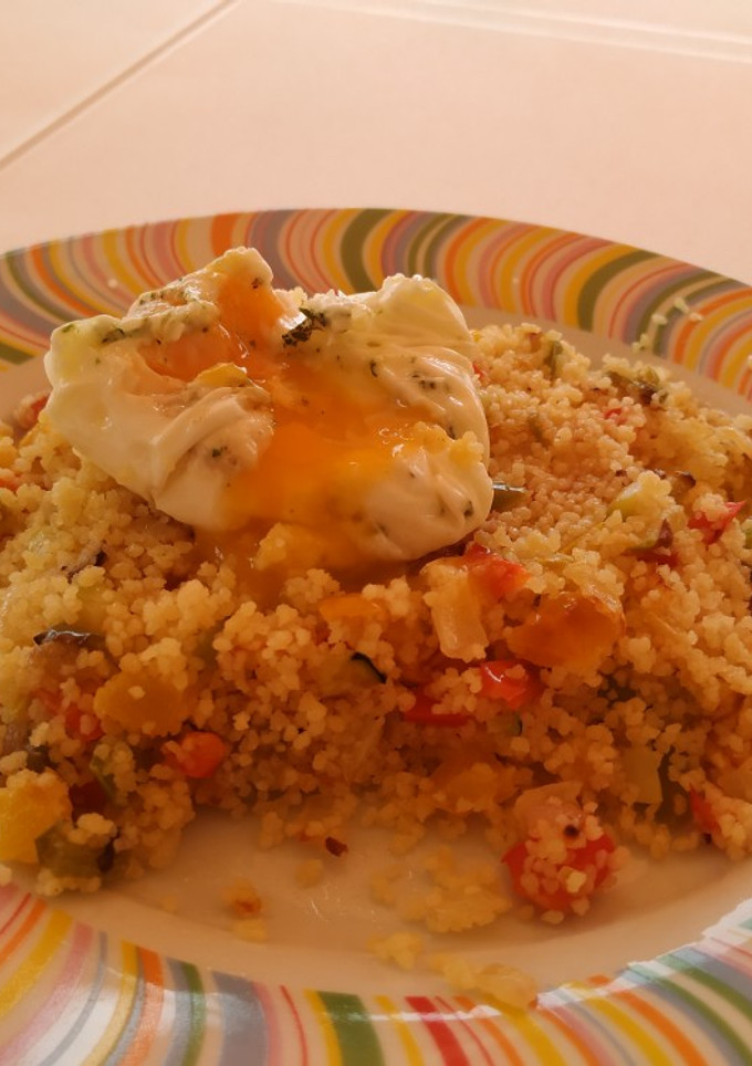 Una foto de Cuscús con verduras y huevo poché