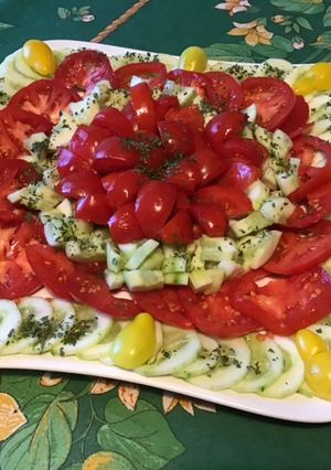 Une photo de Salade aux trois tomates, concombres et persil