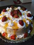 Torta rellena de pastelera y compota de piña con fresas picadas