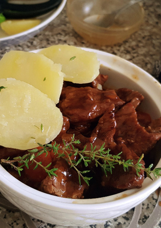 Una foto de Estofado de Ternera con Patatas y Cerveza Negra