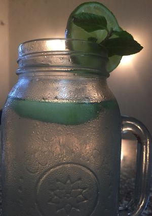 Una foto de Agua de pepino y jengibre 🥒🍸🍋
