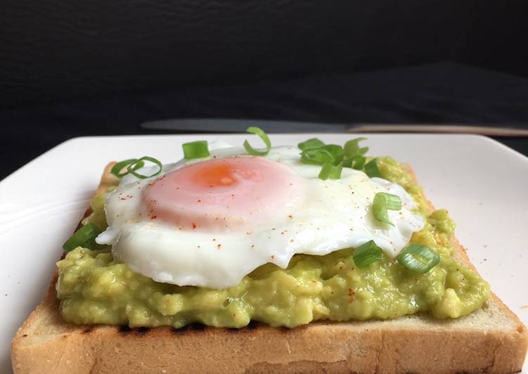 Easy Poached Eggs On Avocado Crush