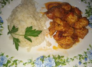 Una foto de Pollo tikka masala con arroz