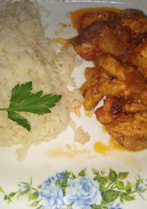 Una foto de Pollo tikka masala con arroz