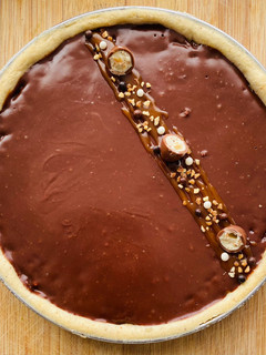 Une photo de TARTE NOISETTES, CHOCOLAT AU LAIT & CARAMEL