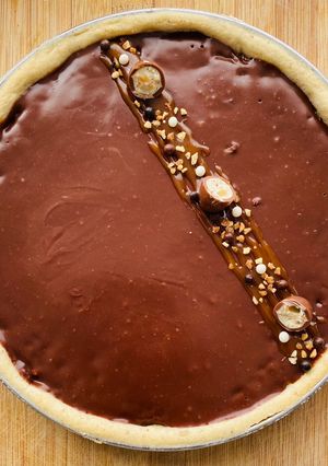 Une photo de TARTE NOISETTES, CHOCOLAT AU LAIT & CARAMEL