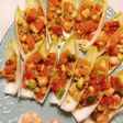 Barquitas de endivias con langostino y pimientos asados