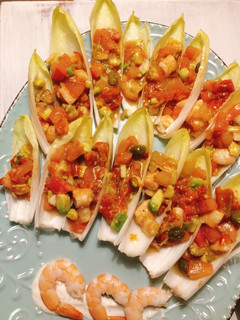 Una foto de Barquitas de endivias con langostino y pimientos asados