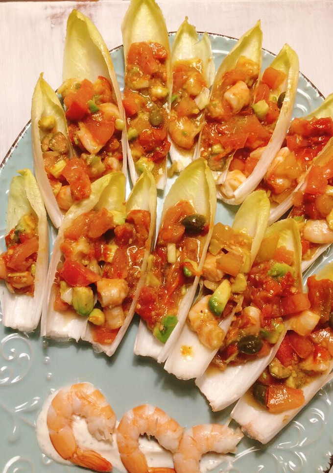 Una foto de Barquitas de endivias con langostino y pimientos asados