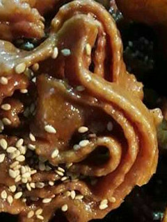 Una foto de Chebakia bañadas en miel dulce típico de Ramadán