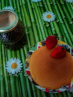 Una foto de Tortitas de garbanzos con fresas y miel casera