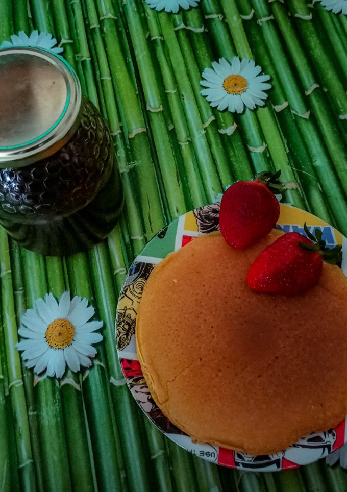 Una foto de Tortitas de garbanzos con fresas y miel casera