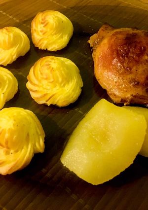 Ropogós csirkecomb hercegnőburgonyával, almakompóttal 🍗🥔🍎 recept fotója