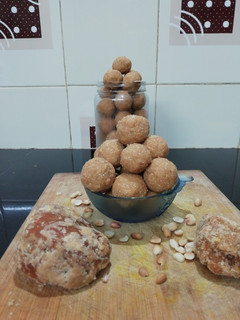 நிலக்கடலை இடிச்ச உருண்டை(peanut balls recipe in tamil) செய்முறை முக்கிய புகைப்படம்
