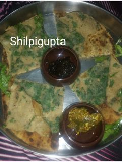 आलू पालक पराठा (aloo palak paratha recipe in Hindi) रेसिपी मुख्य फोटो