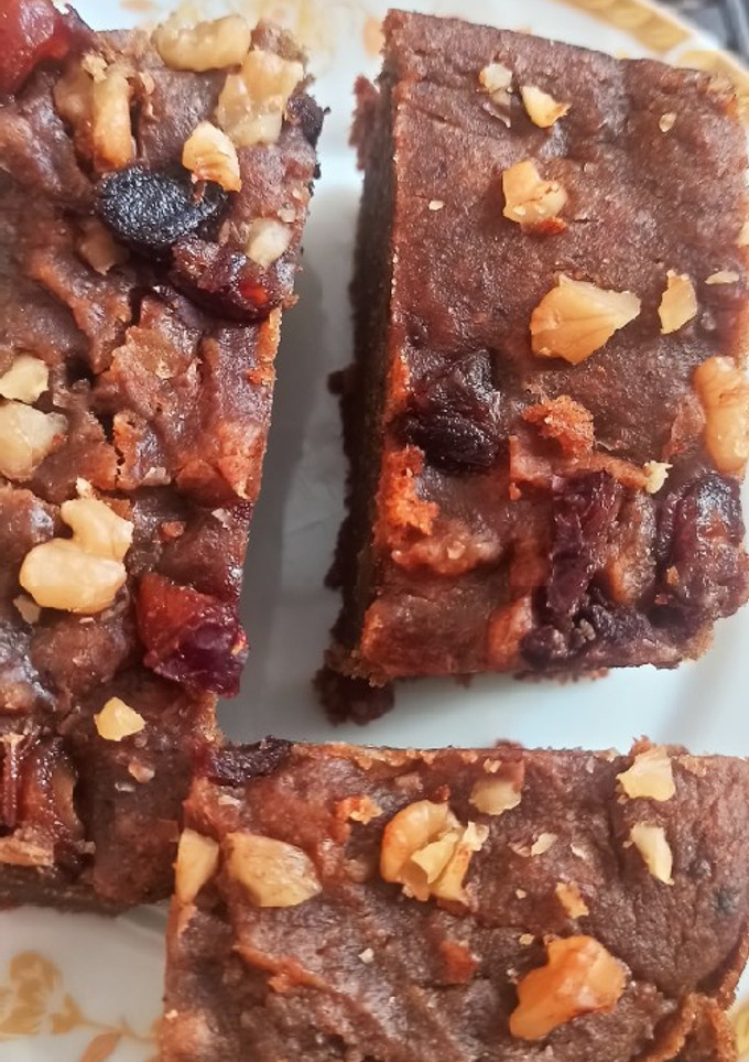 A picture of Dates and walnut cake.