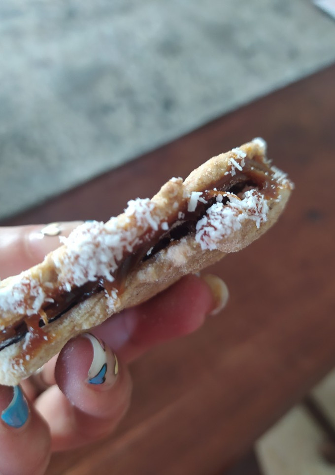 Una foto de Alfajorcitos integrales de Dulce de leche y Membrillo 🌈🌺