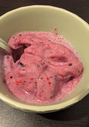 Une photo de Nice cream aux fruits rouges