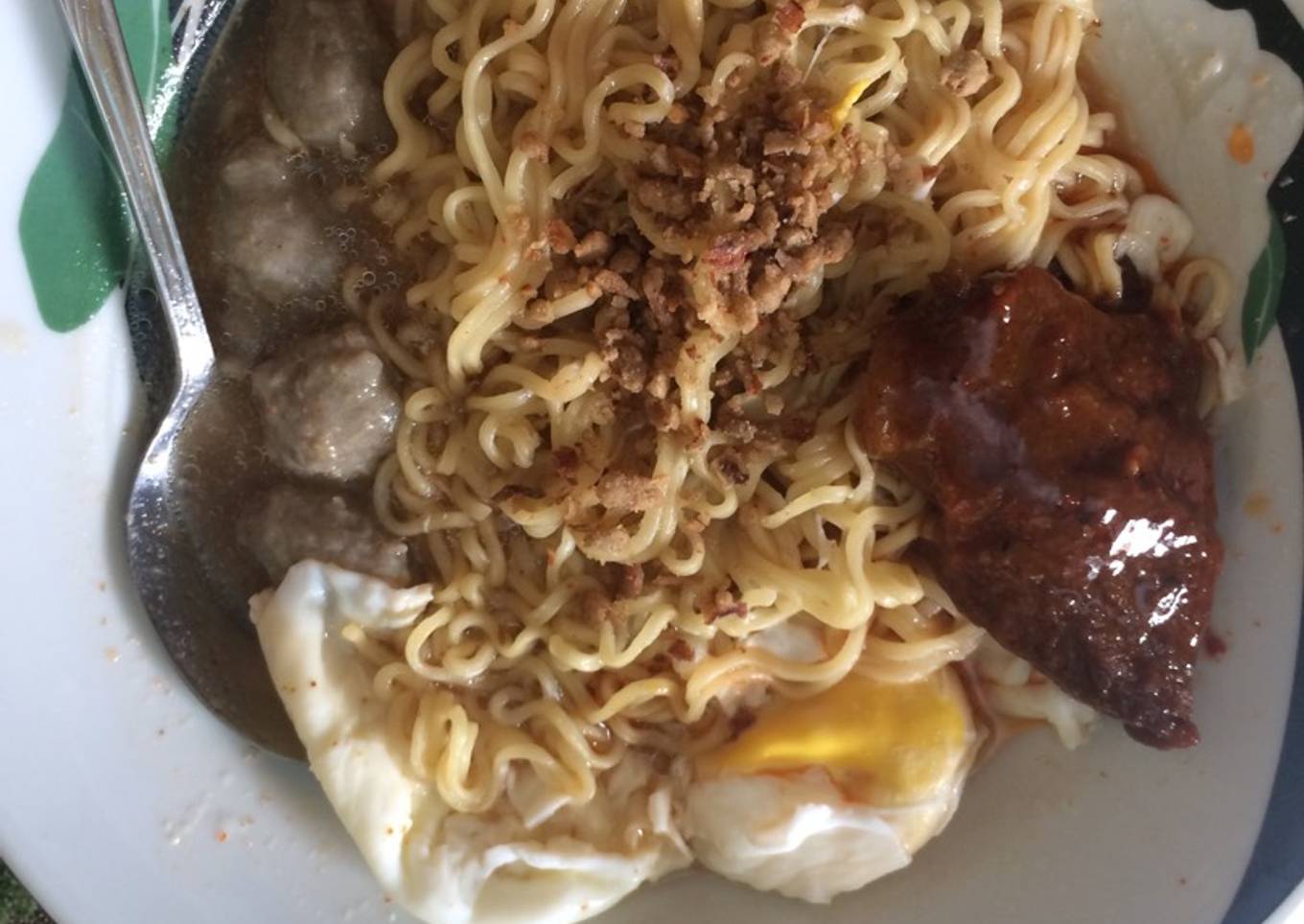 Mie goreng kuah rendang