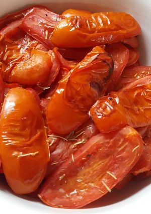 Una foto de Tomates al horno con romero