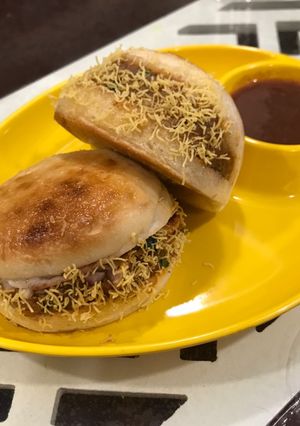 દાબેલી (Dabeli Recipe In Gujarati) રેસીપી મુખ્ય ફોટો